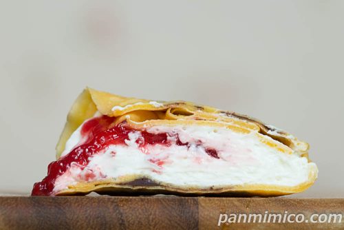 もちもち生地のいちごチョコクレープ【セブンイレブン】断面の写真