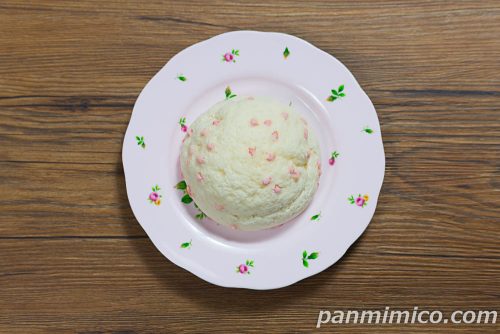 ヤマザキ新作「苺のメロンパン（苺ジャム＆ホイップ）」上から撮った写真