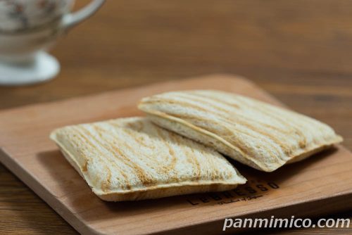 ヤマザキ「ランチパック（濃厚ショコラ）ゴディバ監修」斜めから撮った写真