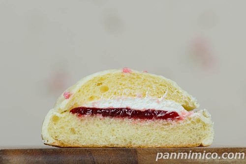ヤマザキ新作「苺のメロンパン（苺ジャム＆ホイップ）」断面の写真