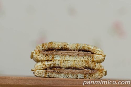 ヤマザキ「ランチパック（濃厚ショコラ）ゴディバ監修」断面の写真