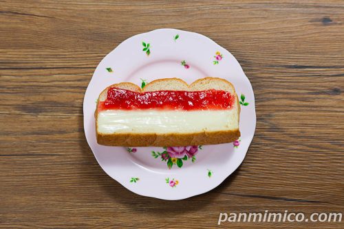 苺ジャム&ミルククリームパン【ヤマザキ】上から撮った写真