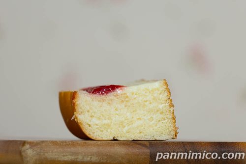 苺ジャム&ミルククリームパン【ヤマザキ】断面の写真