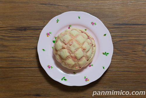 つぶつぶいちごミルクメロンパン【ファミリーマート】上から撮った写真