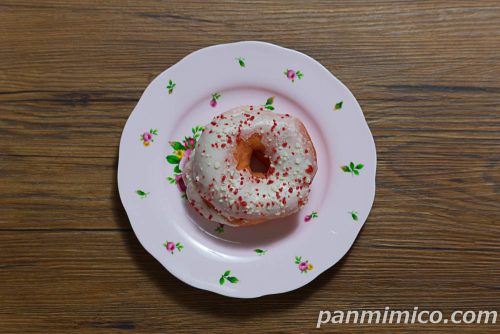 いちごミルクホイップドーナツ【ファミリーマート】上から撮った写真