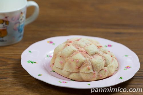 つぶつぶいちごミルクメロンパン【ファミリーマート】斜めから撮った写真