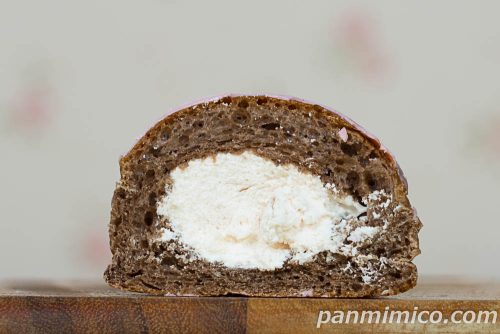 いちごのショコラボウル【セブンイレブン】断面の写真