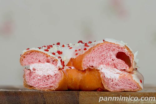 いちごミルクホイップドーナツ【ファミリーマート】断面の写真