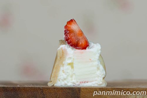 もちっと食感いちごのクレープ【ファミリーマート】断面の写真