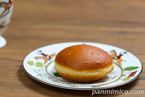 セブンの新作「生ドーナツ カスタードホイップ」斜めから撮った写真