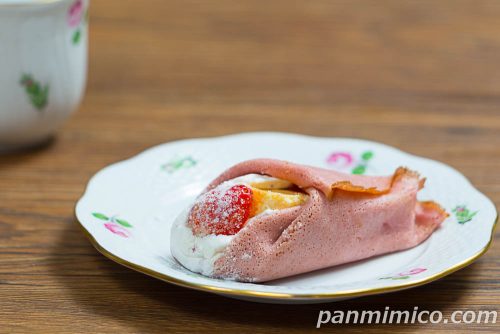 ローソンの新作「Uchi Café いちごとチーズケーキのクレープ」斜めから撮った写真