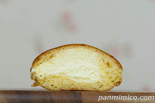 セブンの新作「生ドーナツ カスタードホイップ」断面の写真