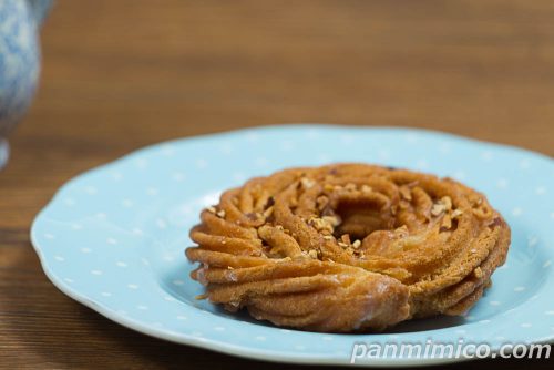 ザクザクドーナツ(アーモンド)【ヤマザキ】斜めから撮った写真