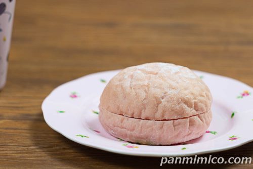 ふわもちぱん（苺みるく）【ヤマザキ】斜めから撮った写真