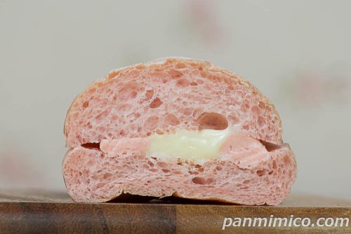 ふわもちぱん（苺みるく）【ヤマザキ】断面の写真