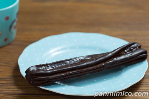 黒い閃光！「黒閃」チョコチュロッキー【ファミリーマート】斜めから撮った写真