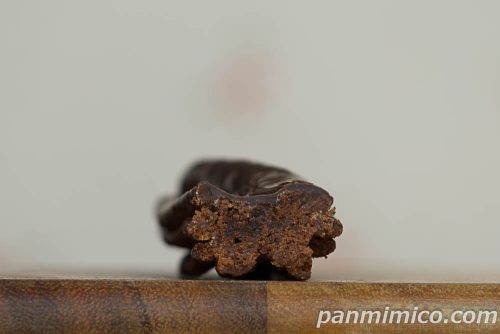 黒い閃光！「黒閃」チョコチュロッキー【ファミリーマート】断面の写真