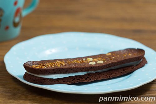 スモア風マシュマロブラウニーサンド【ファミリーマート】斜めから撮った写真