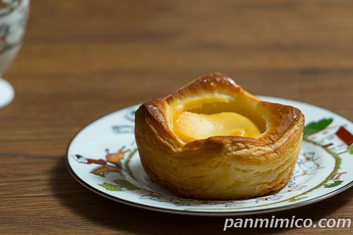 セブンの「ベイクドチーズ風クイニーアマン」斜めから撮った写真