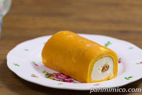 ローソン「らぽっぽファーム監修　ポテトアップルパイ風もち食感ロール」斜めから撮った写真