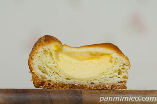 セブンの「ベイクドチーズ風クイニーアマン」断面の写真