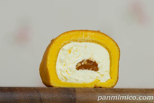 ローソン「らぽっぽファーム監修　ポテトアップルパイ風もち食感ロール」断面の写真