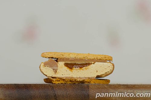 クリスピーキャラメルサンド【ファミリーマート】断面の写真