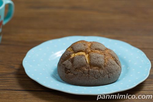 ホイップメロンパン ミルクチョコ【Pasco】斜めから撮った写真