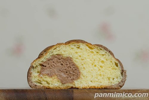 ホイップメロンパン ミルクチョコ【Pasco】断面の写真