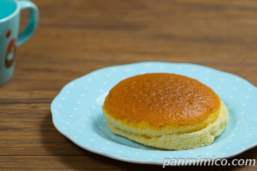 くもふわっシフォンサンド（カスタード）【ファミリーマート】斜めから撮った写真