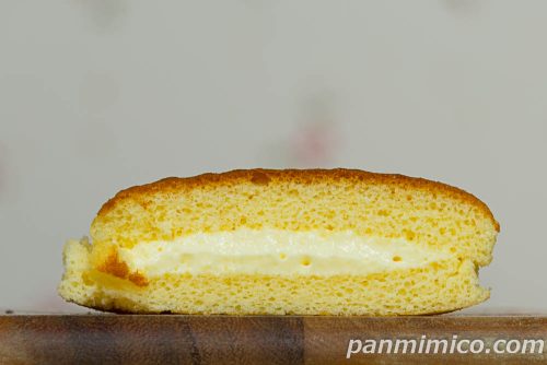 くもふわっシフォンサンド（カスタード）【ファミリーマート】断面の写真