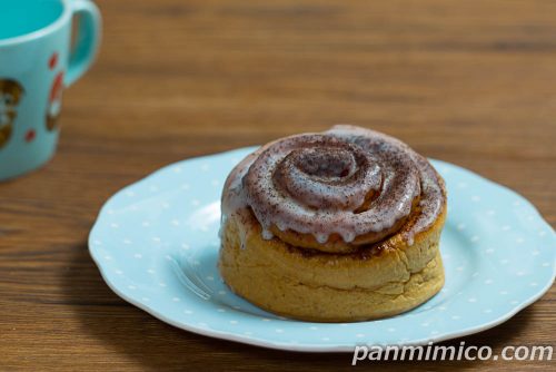カプチーノ仕立てのシナモンロール【セブンイレブン】斜めから撮った写真