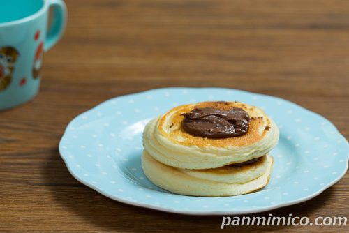 チョコレートソースに溺れる　ふわふわパンケーキ【ローソン】斜めから撮った写真