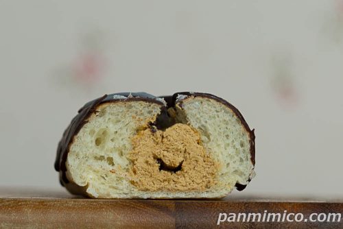 カフェモカ仕立てのホイップロール【セブンイレブン】断面の写真