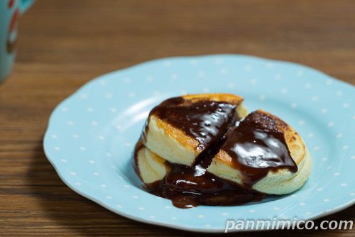 チョコレートソースに溺れる　ふわふわパンケーキ【ローソン】温めた写真