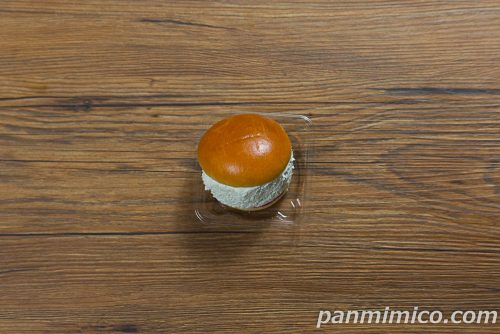 「マリトッツォ　いちごソ―ス入り」セブンイレブン上から撮った写真