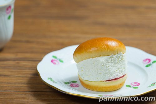 「マリトッツォ　いちごソ―ス入り」セブンイレブン斜めから撮った写真