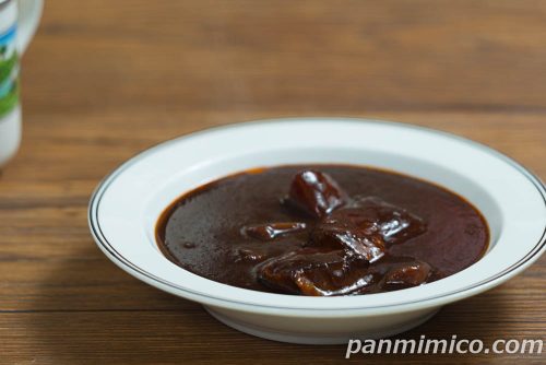 やわらか厚切り牛肉極とろっビーフシチュー【ファミリーマート】斜めから撮った写真