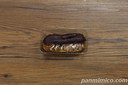 セブン「クワトロチョコエクレア」上から撮った写真