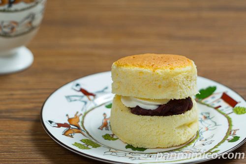 セブンの「雲どら　つぶあん＆ホイップ」斜めから撮った写真