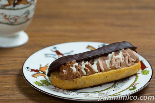 セブン「クワトロチョコエクレア」斜めから撮った写真
