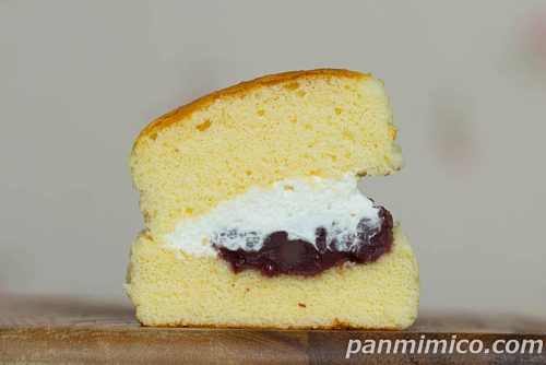 セブンの「雲どら　つぶあん＆ホイップ」断面の写真