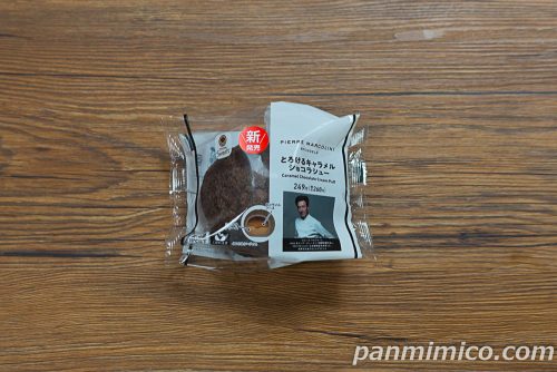 ピエール マルコリーニ監修　とろけるキャラメルショコラシュー【ファミリーマート】パッケージの写真