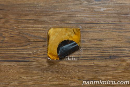 ピエール マルコリーニ監修　ショコラと洋梨のクレープ【ファミリーマート】上から撮った写真