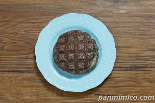 ファミマ「ピエール マルコリーニ監修　ヘーゼルナッツのショコラメロンパン」上から撮った写真