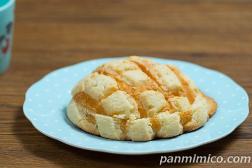 コンチャメロンパン【ローソン】斜めから撮った写真