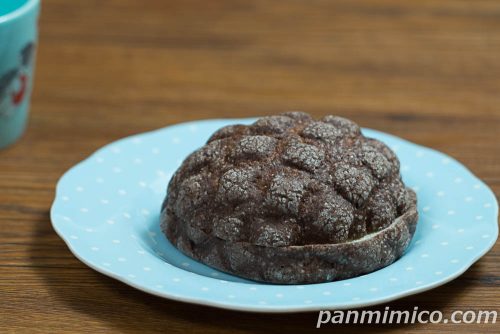 ファミマ「ピエール マルコリーニ監修　ヘーゼルナッツのショコラメロンパン」斜めから撮った写真