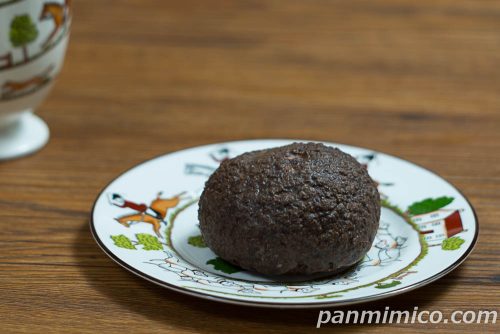 ピエール マルコリーニ監修　とろけるキャラメルショコラシュー【ファミリーマート】斜めから撮った写真