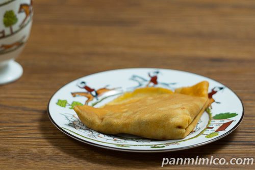 ピエール マルコリーニ監修　ショコラと洋梨のクレープ【ファミリーマート】斜めから撮った写真