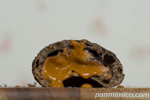 ピエール マルコリーニ監修　とろけるキャラメルショコラシュー【ファミリーマート】断面の写真